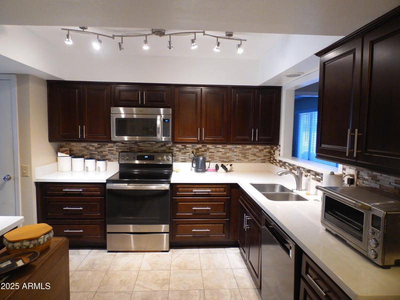 9901 Mescalero Ct, Sun City, AZ 85373