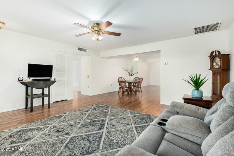 9915 Sandstone Dr, Sun City, AZ 85351