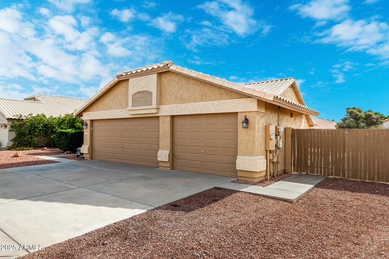 9953 Mohawk Ln, Peoria, AZ 85382