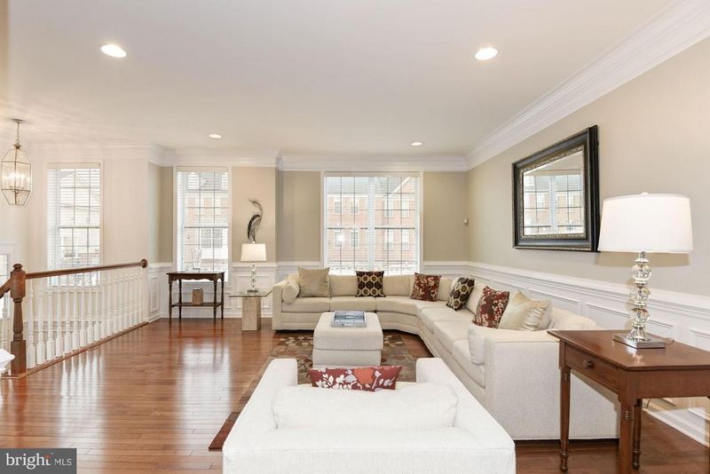 43273 Mitcham Sq, Ashburn, VA 20148