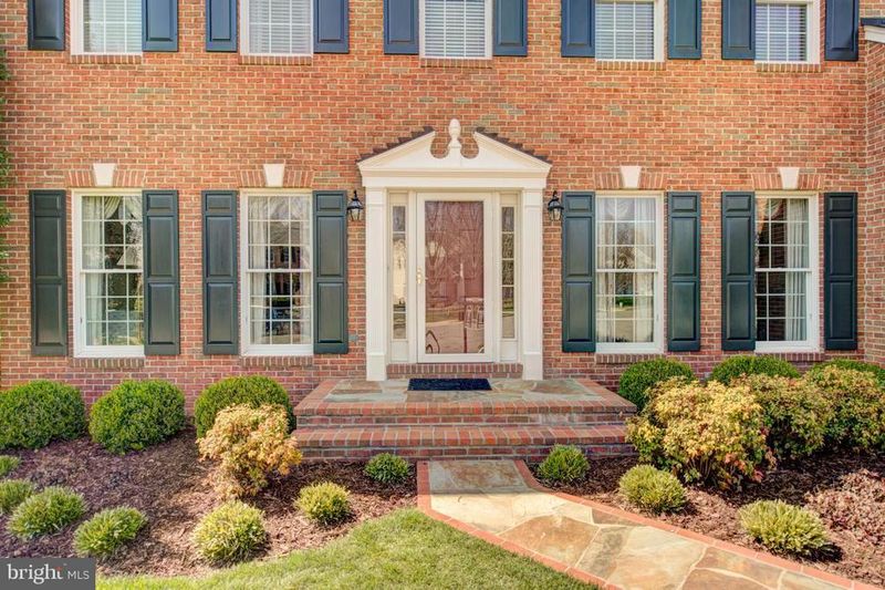 12901 Locksley Ct, Oak Hill, VA 20171