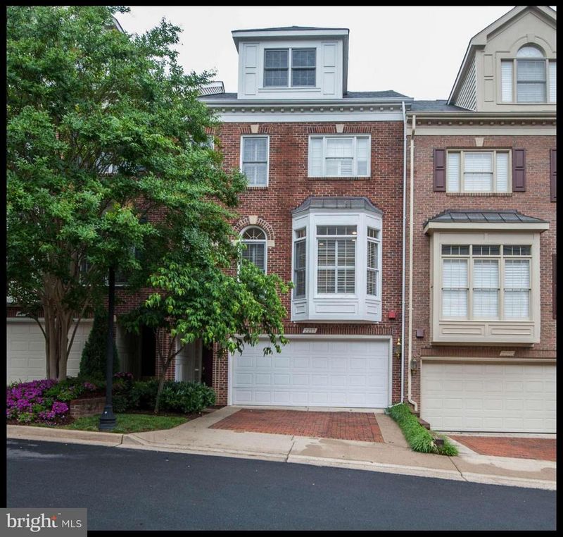 2217 N Oak Ct, Arlington, VA 22209