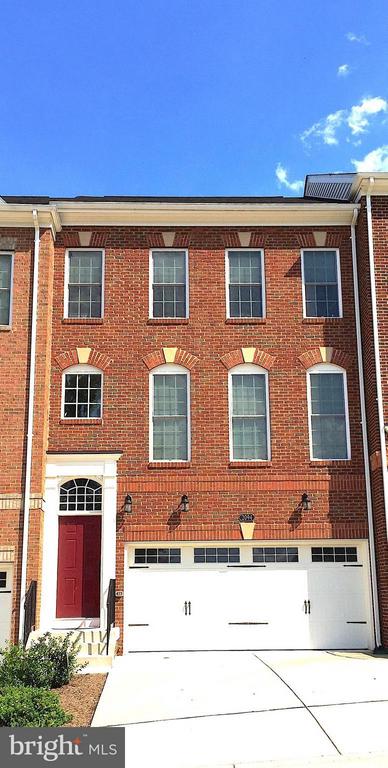 2094 Hutchison Grove Ct, Falls Church, VA 22043
