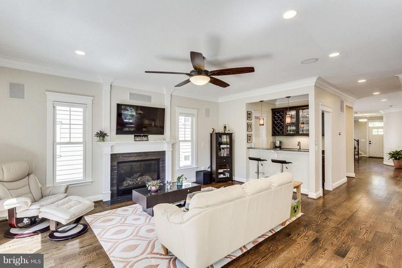 312 Pine St, Falls Church, VA 22046