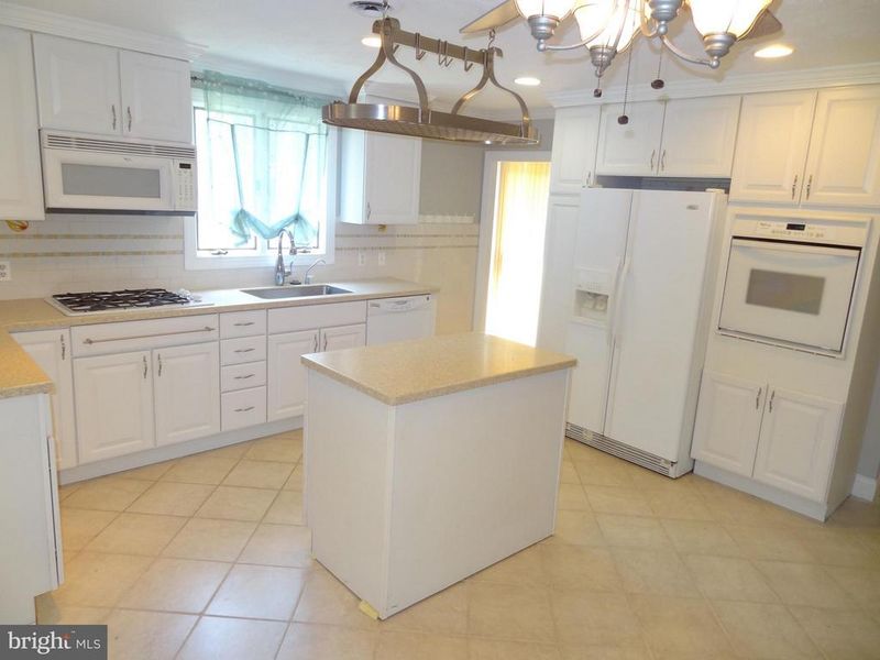 3679 6th Ave, Edgewater, MD 21037