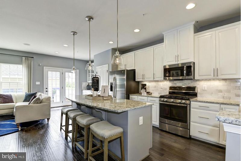 5517 Peanuts Ln, Waldorf, MD 20602
