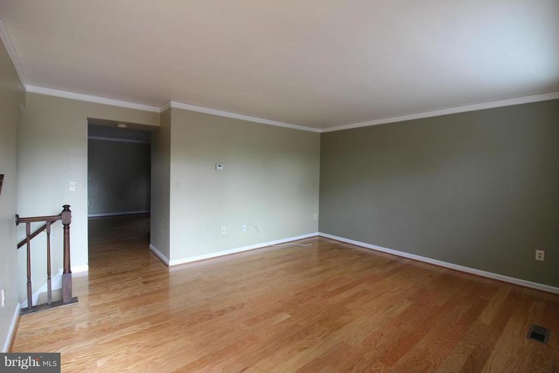 11 Lyndhurst Ct, Sterling, VA 20165