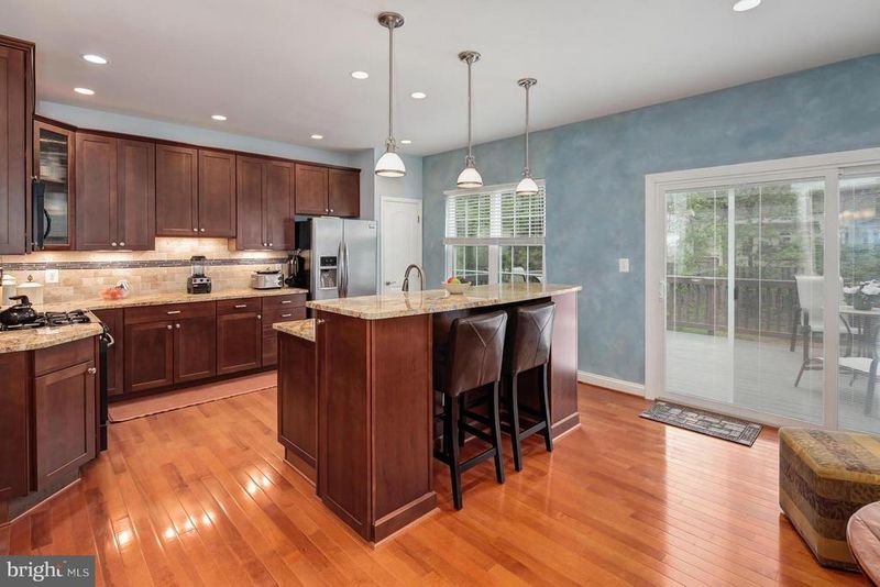 2146 Capstone Cir, Herndon, VA 20170