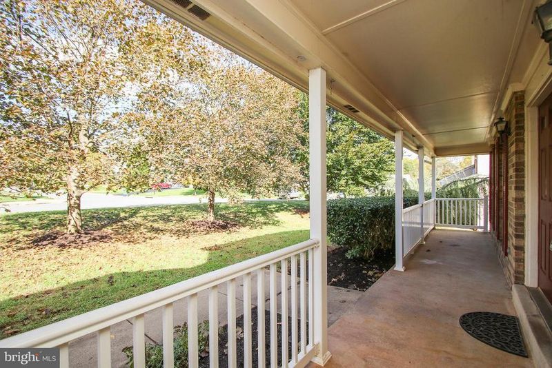 296 Terrie Dr, Sterling, VA 20165