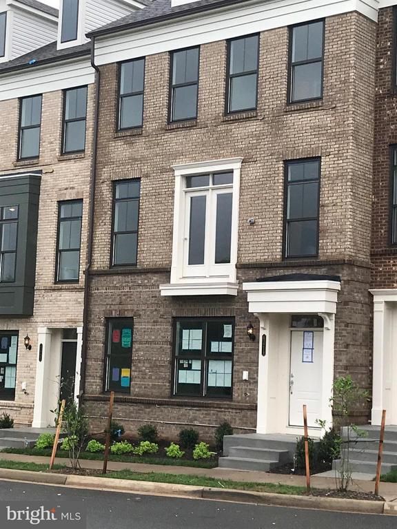 43219 Clarendon Sq, Ashburn, VA 20148