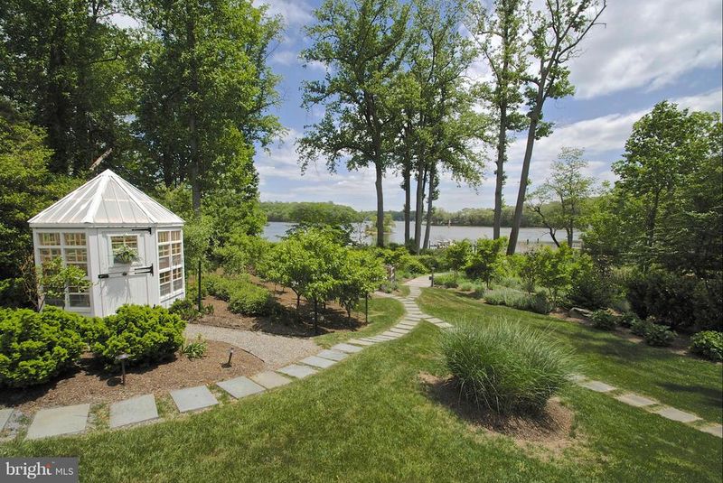 519 Point Field Dr, Millersville, MD 21108