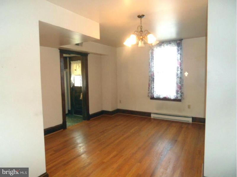 11 H St E, Brunswick, MD 21716