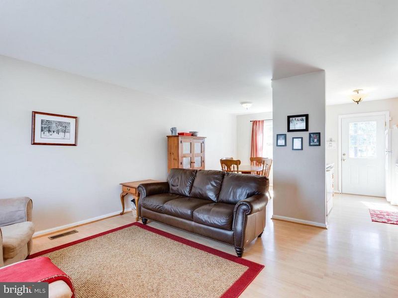 405 Ash Rd W, Sterling, VA 20164