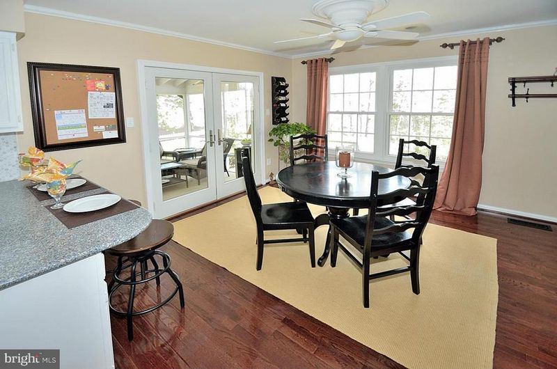 9545 Hunt Square Ct, Springfield, VA 22153