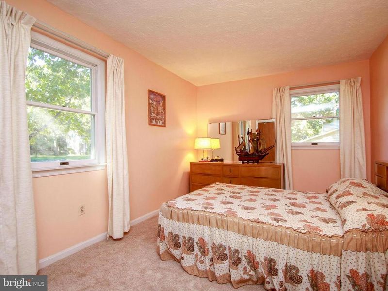 8249 Fairwood Dr, Pasadena, MD 21122