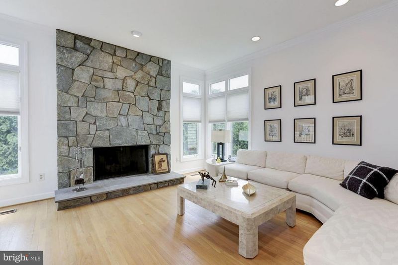 7916 Longridge Ct, Cabin John, MD 20818