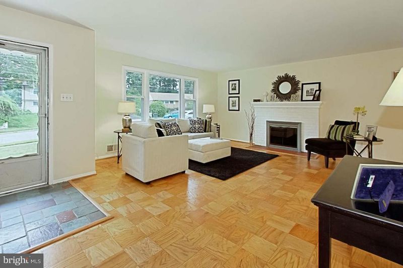 7613 Dunston St, Springfield, VA 22151