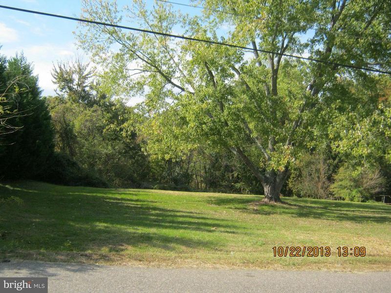 2275 Westwood Dr, Waldorf, MD 20601