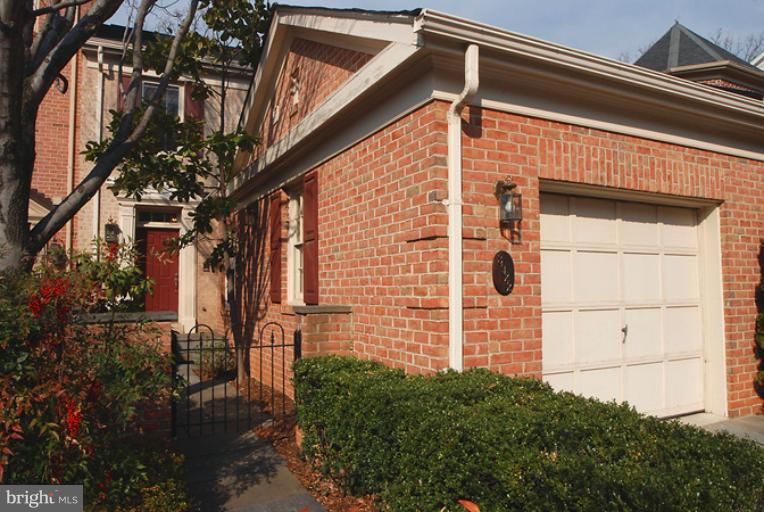 3922 Highwood Ct NW, Washington, DC 20007