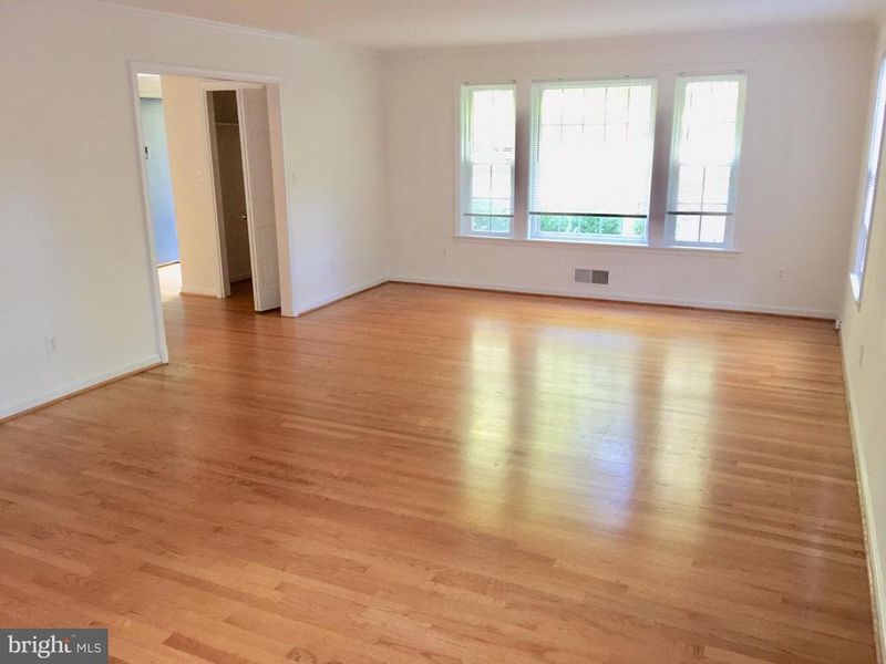 8729 Belmart Rd, Potomac, MD 20854