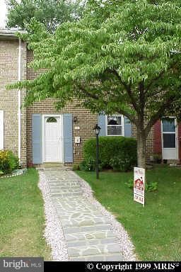 102 Maple Ave, Sterling, VA 20164