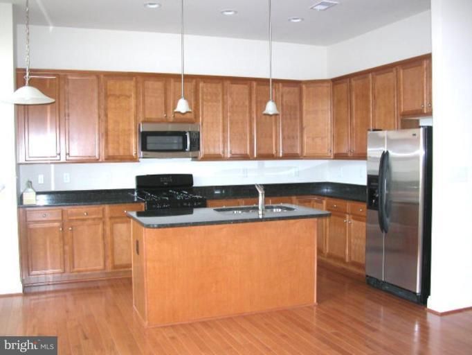 6082 Madison Park Dr, Baileys Crossroads, VA 22041