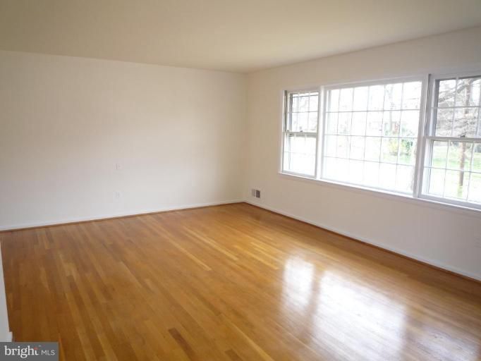 8301 Cherry Valley Ln, Alexandria, VA 22309