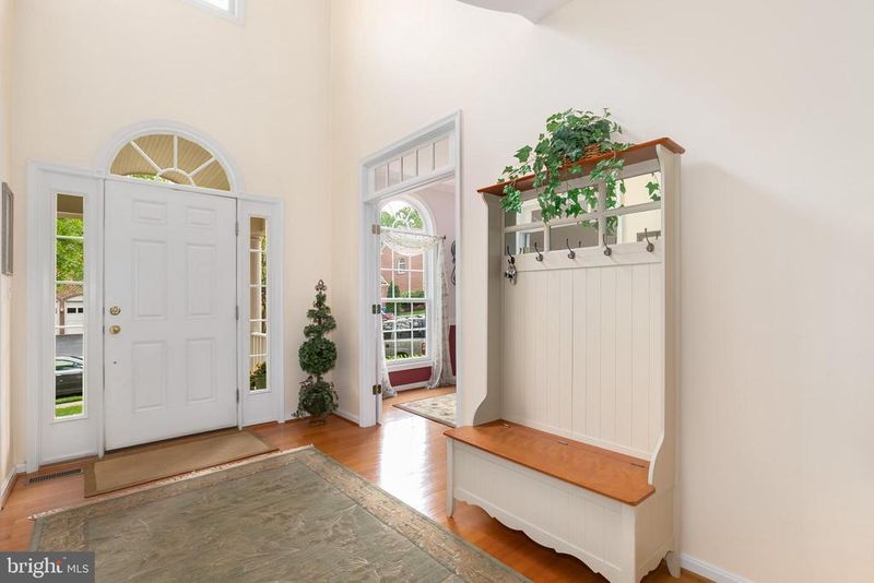 6076 Deer Ridge Trl, Springfield, VA 22150