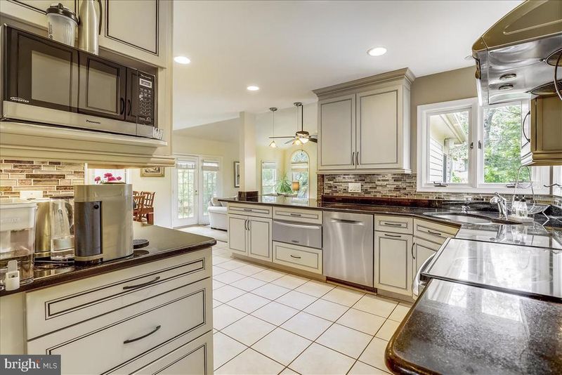 111 Englefield Dr, Gaithersburg, MD 20878