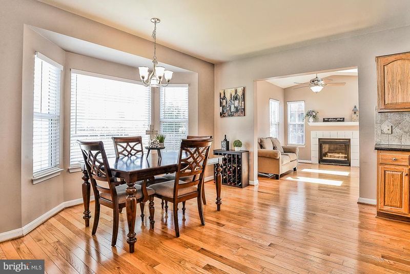 42880 Golf View Dr, Chantilly, VA 20152