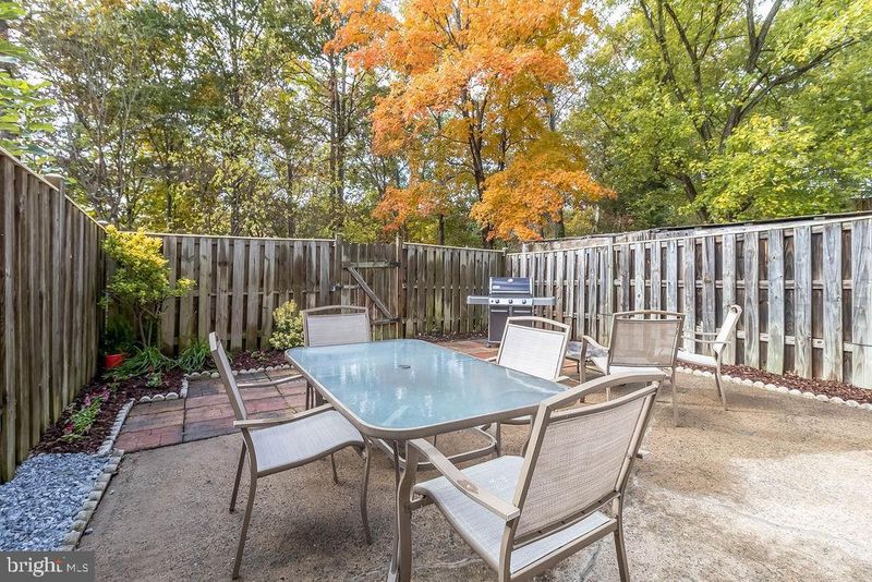 8487 Kitchener Dr, Springfield, VA 22153