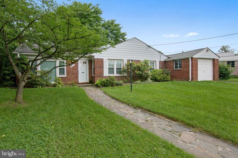 9702 Bellevue Dr, Bethesda, MD 20814
