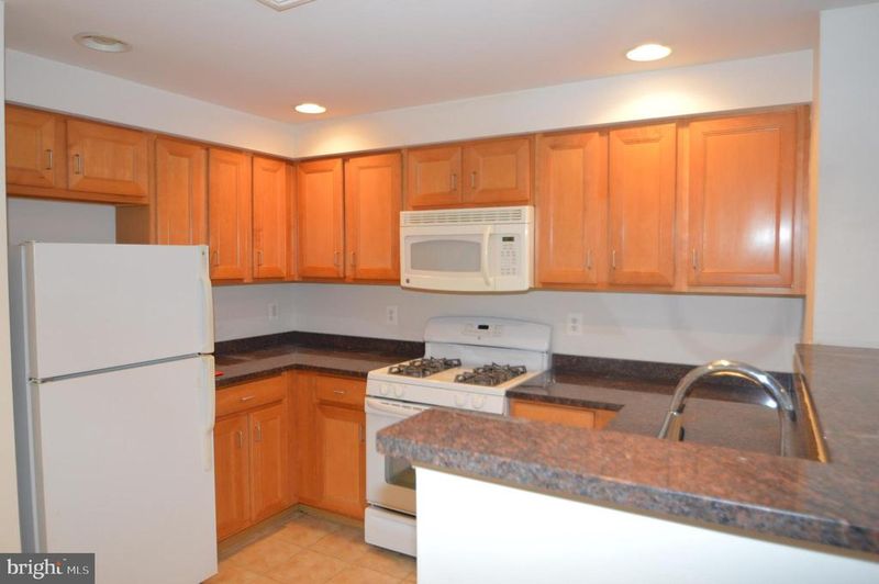 4490 Market Commons Dr #412, Fairfax, VA 22033