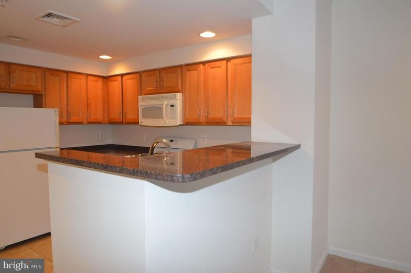 4490 Market Commons Dr #412, Fairfax, VA 22033