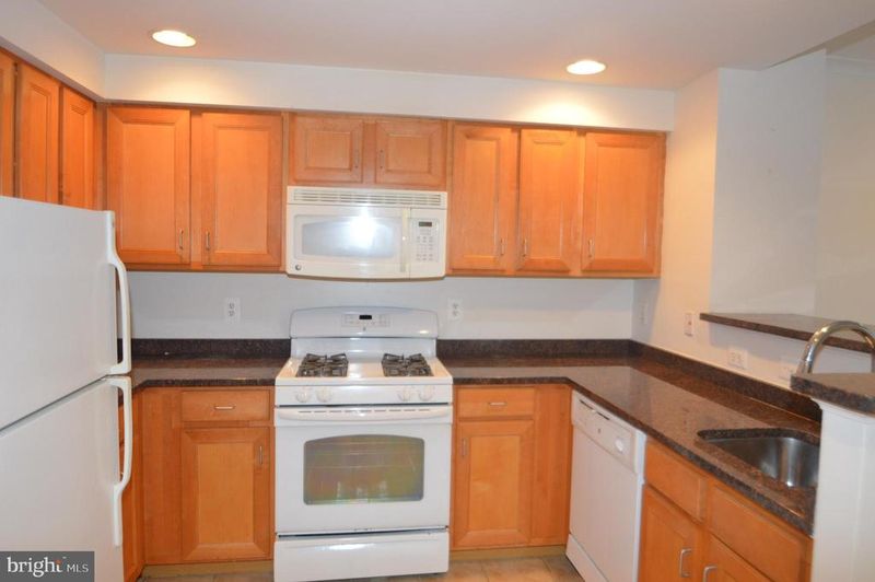 4490 Market Commons Dr #412, Fairfax, VA 22033