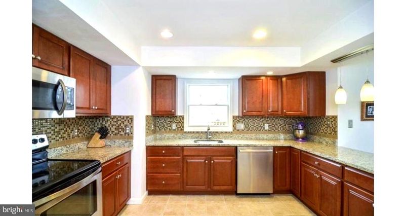 3512 Soffit Pl, Woodbridge, VA 22192