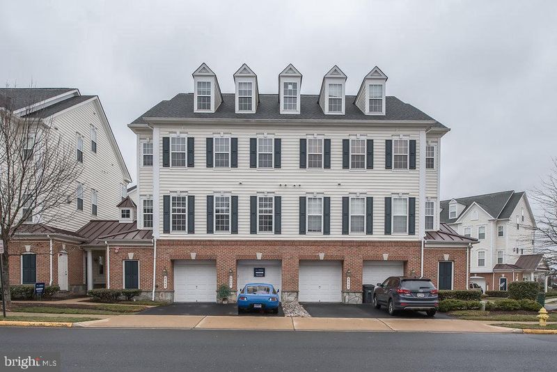 6806 Sabbarton Pl, Gainesville, VA 20155
