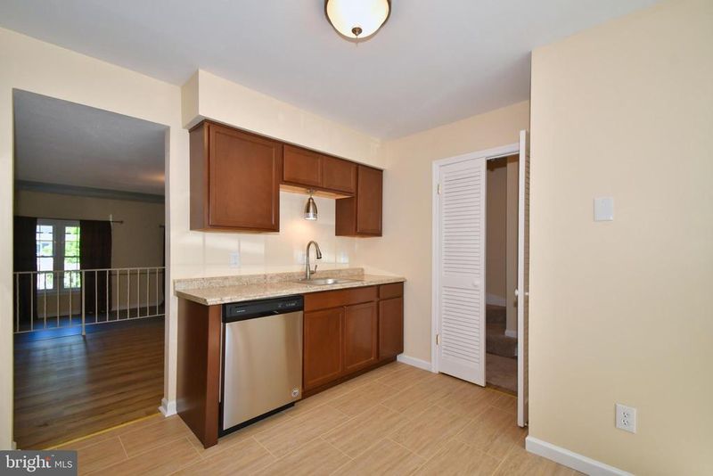 9911 Maple Leaf Dr, Gaithersburg, MD 20886