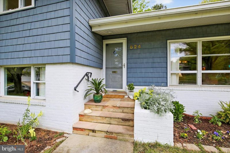 824 Northwest Dr, Silver Spring, MD 20901