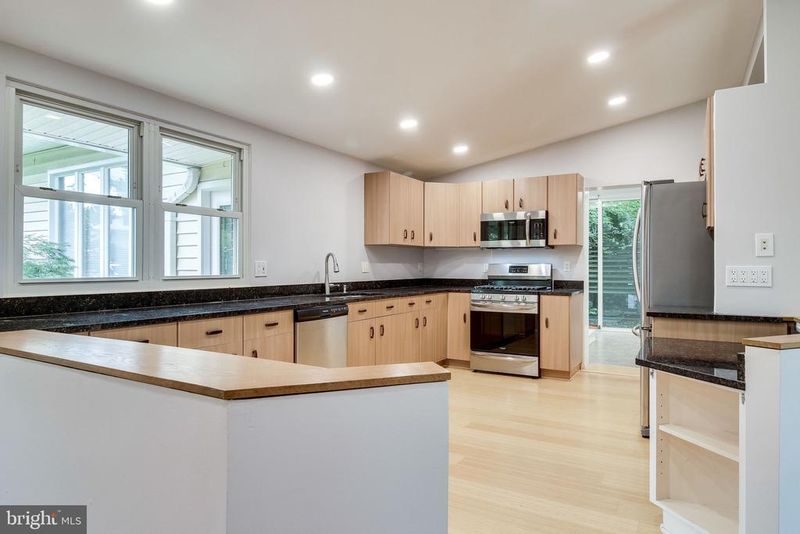 6525 Byrnes Dr, Mclean, VA 22101