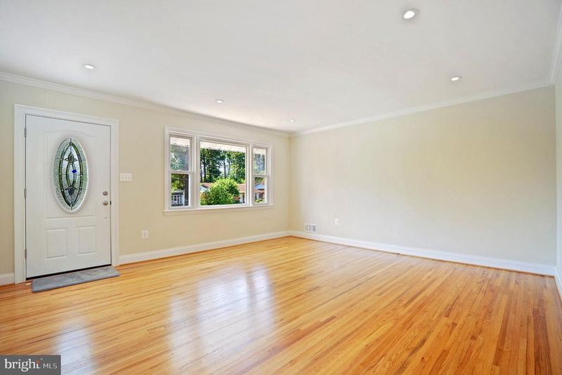 11301 Mapleview Dr, Silver Spring, MD 20902