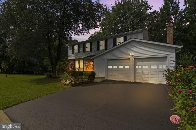 130 Applegate Dr, Sterling, VA 20164