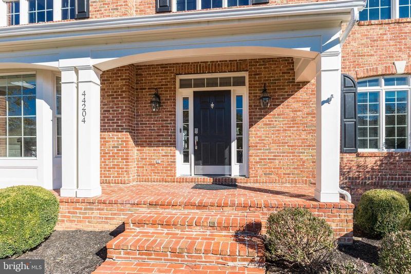 44204 Riverpoint Dr, Leesburg, VA 20176