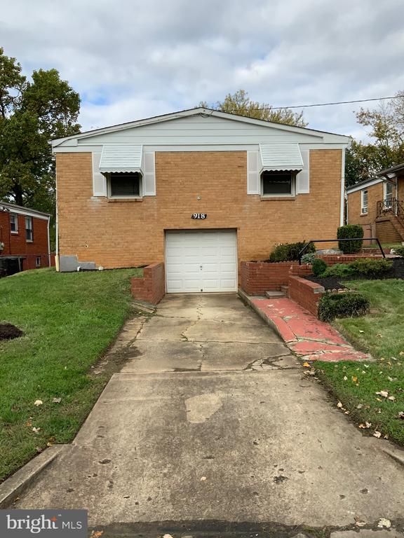 918 Hilltop Ter SE, Washington, DC 20019