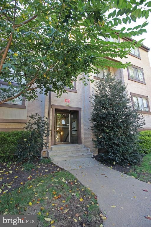 1662 Parkcrest Cir #400, Reston, VA 20190
