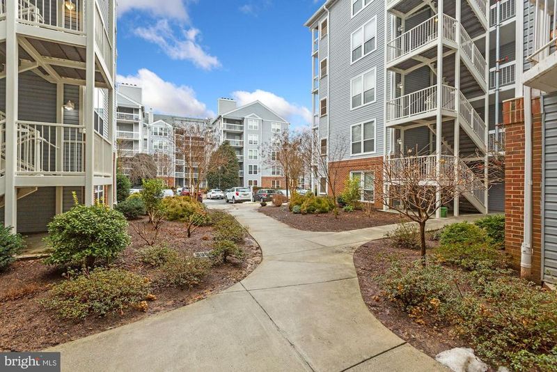 3178 Summit Square Dr #3-E4, Oakton, VA 22124