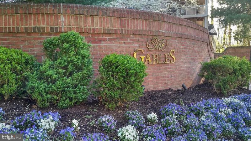 5715 Chapman Mill Dr #310, North Bethesda, MD 20852
