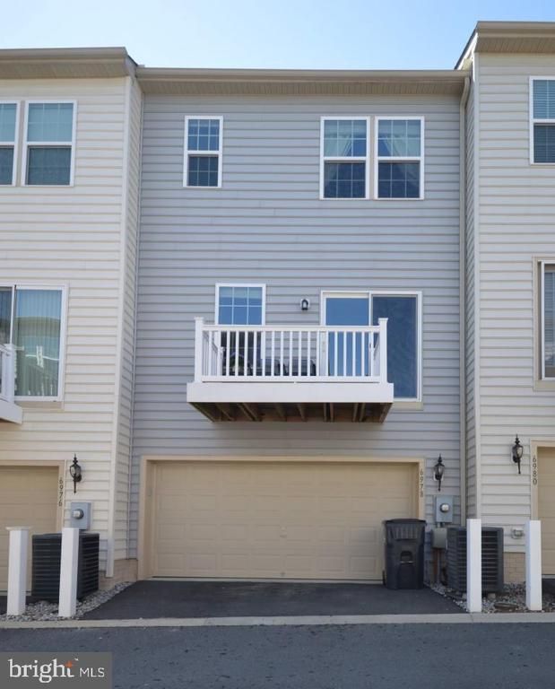 6978 Kona Dr, Gainesville, VA 20155