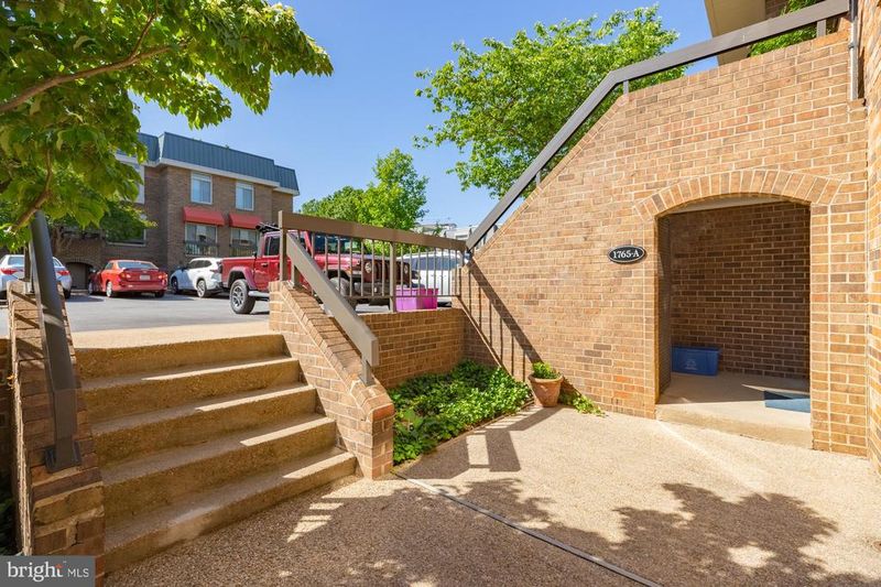 1765 Hayes St S #A, Arlington, VA 22202