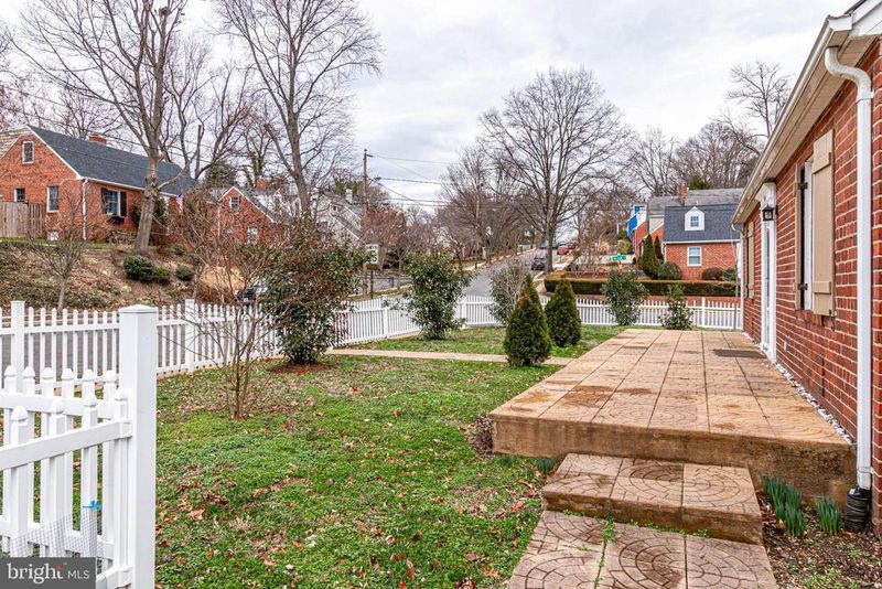 160 Hilton St, Alexandria, VA 22314